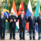 တရုတ္ႏုိင္ငံသမၼတ ရွီက်င့္ဖိန္ ႏွင့္ BRICS အဖြဲ ့ဝင္ႏုိင္ငံမ်ားမွ ေခါင္းေဆာင္မ်ားကုိ ၂ဝ၁၆ ခုႏွစ္ စက္တင္ဘာလ ၄ ရက္တြင္ ေပက်င္းၿမိဳ ့၌ အတူတကြေတြ ့ရစဥ္ ( ဆင္ဟြာ)