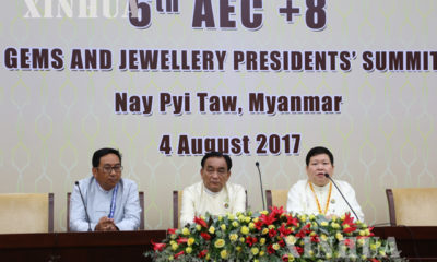 6th AEC + 8 Summit သတင္းစာရွင္းပြဲတြင္ ျမန္မာႏိုင္ငံ ေက်ာက္မ်က္ရတနာ လုပ္ငန္းရွင္မ်ားအသင္း (ရန္ကုန္) ဒုတိယ ဥကၠ႒ ေဒါက္တာ ေအာင္ေက်ာ္၀င္း ႏွင့္ အဖြဲ ့က ေျဖၾကားေနစဥ္ (ဆင္ဟြာ)