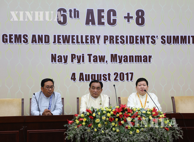 6th AEC + 8 Summit သတင္းစာရွင္းပြဲတြင္ ျမန္မာႏိုင္ငံ ေက်ာက္မ်က္ရတနာ လုပ္ငန္းရွင္မ်ားအသင္း (ရန္ကုန္) ဒုတိယ ဥကၠ႒ ေဒါက္တာ ေအာင္ေက်ာ္၀င္း ႏွင့္ အဖြဲ ့က ေျဖၾကားေနစဥ္ (ဆင္ဟြာ)