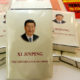 တရုတ္ႏိုင္ငံ သမၼတ ရွီက်င့္ဖိန္ ေရးသားထားေသာ “Xi Jinping: The Governance of China” စာအုပ္အား ေတြ႕ရစဥ္ (ဆင္ဟြာ)