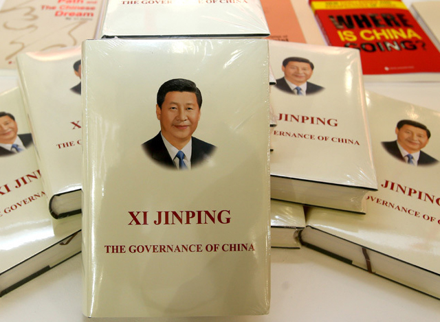 တရုတ္ႏိုင္ငံ သမၼတ ရွီက်င့္ဖိန္ ေရးသားထားေသာ “Xi Jinping: The Governance of China” စာအုပ္အား ေတြ႕ရစဥ္ (ဆင္ဟြာ)