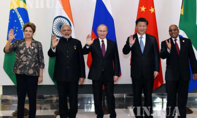 တရုတ္ႏုိင္ငံသမၼတရွီက်င့္ဖိန္ ႏွင့္ BRICS အဖြဲ ့ဝင္ႏုိင္ငံမ်ားမွ ေခါင္းေဆာင္မ်ားအား အတူတကြေတြ ့ရစဥ္(ဆင္ဟြာ)