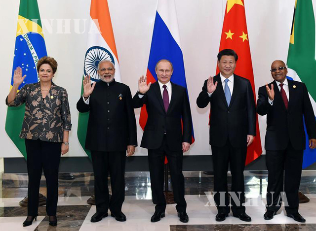 တရုတ္ႏုိင္ငံသမၼတရွီက်င့္ဖိန္ ႏွင့္ BRICS အဖြဲ ့ဝင္ႏုိင္ငံမ်ားမွ ေခါင္းေဆာင္မ်ားအား အတူတကြေတြ ့ရစဥ္(ဆင္ဟြာ)