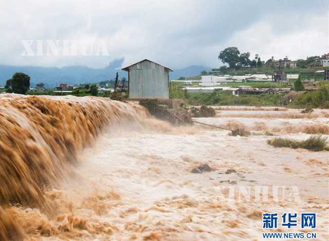 နီေပါ ႏိုင္ငံ တြင္ ေရႀကီးေရလွ်ံမႈ ျဖစ္ပြား ေနသည္ ကို ျမင္ေတြ႕ရစဥ္(ဆင္ဟြာ)