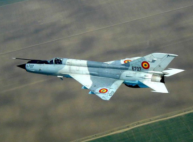 MiG-21 အမ်ိဳအစား တိုက္ေလယာဥ္ တစ္စင္းအား ျမင္ေတြ႕ရစဥ္ (ဓာတ္ပံု-အင္တာနက္)