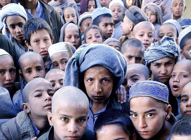 အာဖဂန္ စစ္ေဘးဒဏ္သင့္ မိဘမဲ့ ကေလးငယ္မ်ားအား ေတြ႕ရစဥ္ (ဓာတ္ပံု-အင္တာနက္)