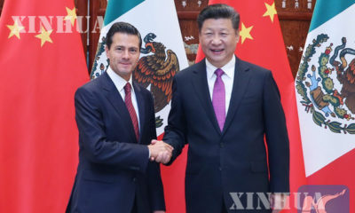 တရုတ္ႏိုင္ငံ သမၼတ ရီွက်င့္ဖိန္(ယာ) ႏွင့္ မကၠဆီကိုႏိုင္ငံ သမၼတ Enrique Pena Nieto (ဝဲ) တုိ႔ G20 ထပ္သီးညီလာခံတစ္ခု ၌ေတြ႕ဆံုစဥ္ (ဆင္ဟြာ)
