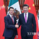 တရုတ္ႏိုင္ငံ သမၼတ ရီွက်င့္ဖိန္(ယာ) ႏွင့္ မကၠဆီကိုႏိုင္ငံ သမၼတ Enrique Pena Nieto (ဝဲ) တုိ႔ G20 ထပ္သီးညီလာခံတစ္ခု ၌ေတြ႕ဆံုစဥ္ (ဆင္ဟြာ)