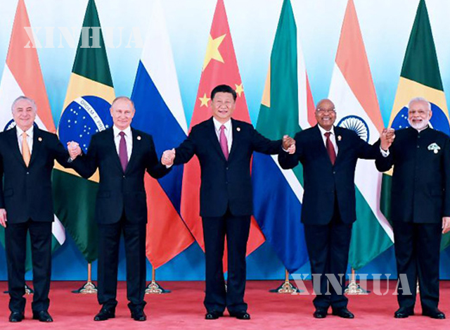 BRICS အဖြဲ ့ဝင္ႏုိင္ငံမ်ားမွ ေခါင္းေဆာင္မ်ား စုေပါင္းအမွတ္တရဓာတ္ပံုရုိက္ကူးေနစဥ္(ဆင္ဟြာ)