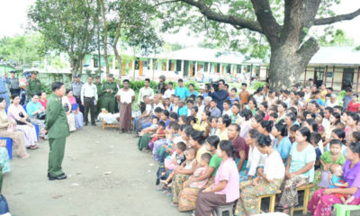 တပ္မေတာ္ကာကြယ္ေရးဦးစီးခ်ဳပ္က ေနရပ္စြန္႔ခြာ ေျပာင္းေရႊ႕ေနထိုင္သူမ်ားအား ေတြ႔ဆံုေနစဥ္ (ဓာတ္ပံု-တပ္မေတာ္ကာကြယ္ေရးဦးစီးခ်ဳပ္႐ံုး)