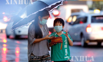 H1N1 ပိုးကူးစက္မႈမရွိရန္ maskတပ္ဆင္သံုးစြဲသူအားေတြ႔ရစဥ္ (ဓာတ္ပံု- ဆင္ဟြာ)