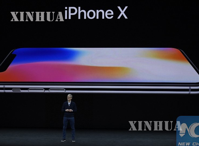 စက္တင္ဘာလ ၁၂ ရက္တြင္ ျပဳလုပ္ေသာ iPhone X ထုတ္လုပ္ျပသျခင္း အခမ္းအနားတြင္ Apple အမႈေဆာင္အရာရွိခ်ဳပ္ တင္မ္ကြတ္အား ေတြ႕ရစဥ္ (ဆင္ဟြာ)