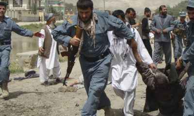 အာဖဂန္တြင္ ကားဗံုးေပါက္ကြဲမႈ တစ္ခုေၾကာင့္ ဒဏ္ရာရသူ တစ္ဦးအား တာဝန္ရွိသူမ်ားက ကယ္တင္လာစဥ္ (ဓာတ္ပံု-အင္တာနက္)