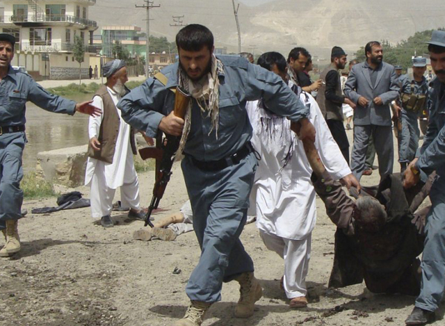 အာဖဂန္တြင္ ကားဗံုးေပါက္ကြဲမႈ တစ္ခုေၾကာင့္ ဒဏ္ရာရသူ တစ္ဦးအား တာဝန္ရွိသူမ်ားက ကယ္တင္လာစဥ္ (ဓာတ္ပံု-အင္တာနက္)