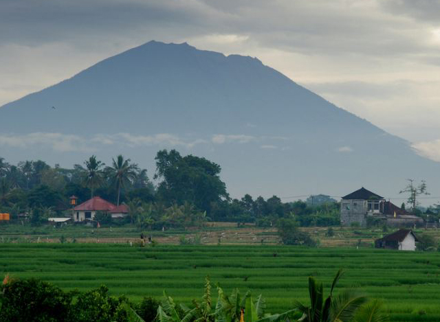အင္ဒိုနီးရွားႏုိင္ငံ ဘာလီကၽြန္းရွိ Gunung Agung မီးေတာင္အားေတြ႕ရစဥ္ (ဓါတ္ပံု-အင္တာနက္)