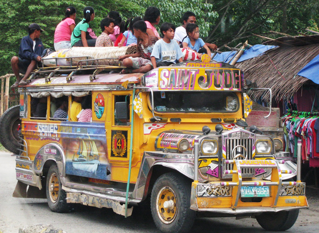 ဖိလစ္ပိုင္ႏိုင္ငံတြင္ သယ္ယူပို႔ေဆာင္ေရးအတြက္ အသံုးျပဳေနေသာ Jeepney ကားမ်ားအား ေတြ႕ရစဥ္ (ဓာတ္ပံု-အင္တာနက္)