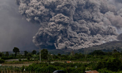 အင္ဒိုနီးရွားႏိုင္ငံရွိ Sinabung မီးေတာင္အား ေတြ႕ရစဥ္ (ဓာတ္ပံု-အင္တာနက္)