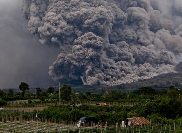 အင္ဒိုနီးရွားႏိုင္ငံရွိ Sinabung မီးေတာင္အား ေတြ႕ရစဥ္ (ဓာတ္ပံု-အင္တာနက္)