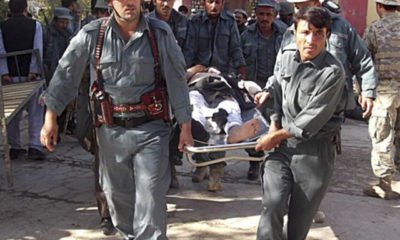 အာဖဂန္တြင္ ဗံုးေပါက္ကြဲမႈေၾကာင့္ ဒဏ္ရာရသူ တစ္ဦးအား သယ္ေဆာင္လာသည္ကို ေတြ႕ရစဥ္ (ဓာတ္ပံု-အင္တာနက္)