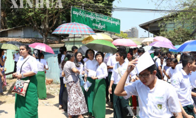 ၂၀၁၇ ခုႏွစ္ တကၠသိုလ္ဝင္စာေမးပြဲေျဖဆိုၿပီး ထြက္လာသူမ်ားအားေတြ႔ရစဥ္ (ဆင္ဟြာ)