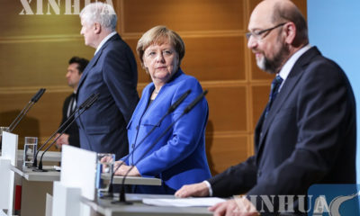 ဂ်ာမနီႏုိင္ငံ CDU ပါတီ ေခါင္းေဆာင္ႏွင့္ ဝန္ႀကီးခ်ဳပ္ အိန္ဂ်ယ္လာမာကဲလ္ (လယ္)၊ ဂ်ာမန္ခရစ္ယာန္ဆုိရွယ္ယူနီယံ(CSU) ပါတီေခါင္းေဆာင္ Horst Seehofer (ယာ) ႏွင့္ ဂ်ာမန္ဆုိရွယ္ဒီမုိကရက္တစ္ပါတီ(SPD) ေခါင္းေဆာင္ Martin Schulz တုိ ့အား ဇန္နဝါရီ ၂၁ ရက္တြင္ ျပဳလုပ္ခဲ့ေသာ ပူးတြဲသတင္းစာရွင္းလင္းပြဲ၌အတူတကြ ေတြ ့ရစဥ္(ဆင္ဟြာ)