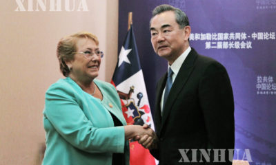 ခ်ီလီ ႏုိင္ငံ သမၼတ Michelle Bachelet ႏွင့္ တ႐ုတ္ ႏိုင္ငံ ႏိုင္ငံျခားေရး ဝန္ႀကီး ဝမ္ရိ တို႕ ေတြ႕ဆံုခဲ့စဥ္(ဆင္ဟြာ)