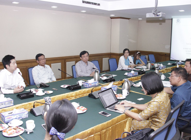 SME လုပ္ငန္းမ်ားတိုးတက္ေရးေဆာင္ရြက္ရန္ ကုန္သည္စက္မႈအသင္းခ်ဳပ္ ႏွင္႔ Myanmar Business Executives တုိ႔အစည္းအေဝးက်င္းပေနစဥ္ (ဓာတ္ပံု-- ကုန္သည္စက္မႈအသင္းခ်ဳပ္)
