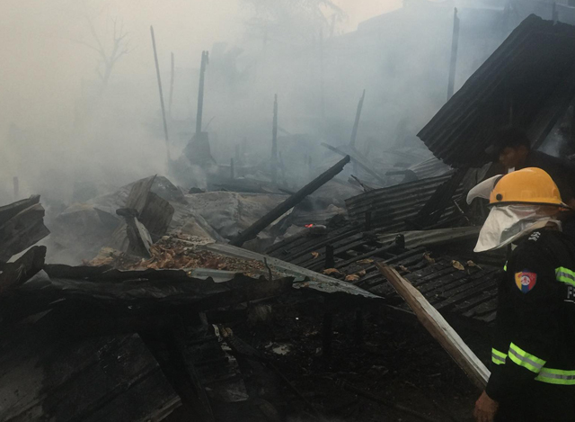 ဒဂုံၿမိဳ႕သစ္(ေျမာက္ပိုင္း)ၿမိဳ႕နယ္၌ မီးေလာင္မႈအား ၿငိမ္းသတ္ ေဆာင္ရြက္ေနမႈမ်ားအား ေတြ ့ရစဥ္(ဓာတ္ပုံ- Myanmar Fire Services Department)