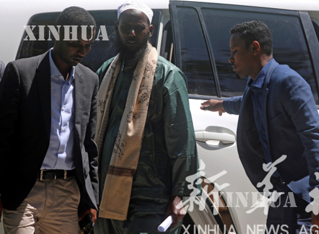 ဆိုမာလီယာ Al-Shabaab အစြန္းေရာက္ အဖြဲ႕အစည္း ၏ ဒုတိယ အျမင့္ဆံုး ေခါင္းေဆာင္ က အစိုးရ ထံ လက္နက္ခ်ခဲ့စဥ္(ဆင္ဟြာ)