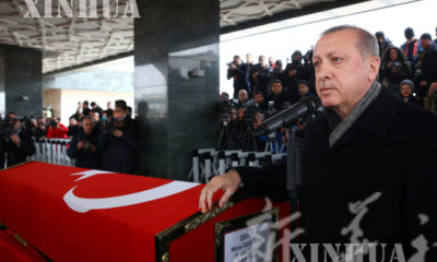 တူရကီ ႏုိင္ငံ သမၼတ Recep Tayyip Erdoğan က ဆီးရီးယား ႏိုင္ငံ အတြင္း တိုက္ပြဲ ၌ က်ဆံုးခဲ့သည့္ တပ္ဖြဲ႕ဝင္ တစ္ဦး ၏ အသုဘ အခမ္းအနား ကို တက္ေရာက္ ခဲ့စဥ္(ဆင္ဟြာ)