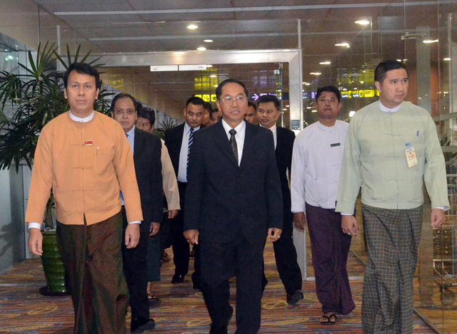 ဒုတိယသမၼတ ဦးျမင့္ေဆြ ဦးေဆာင္ေသာ ကိုယ္စားလွယ္အဖြဲ႕အား ရန္ကုန္ အျပည္ျပည္ဆုိင္ရာ ေလဆိပ္၌ ေတြ ့ရစဥ္(ဓာတ္ပုံ-Myanmar President Office)