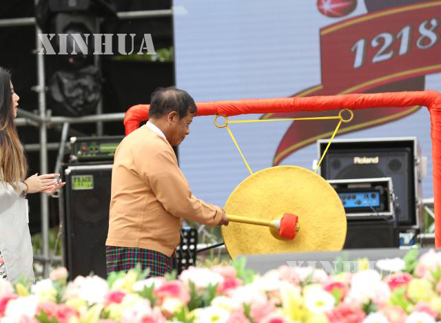 မႏၱေလးတိုင္းေဒသၾကီး အစိုးရအဖြဲ ့၀န္ၾကီးခ်ဳပ္ ေဒါက္တာ ေဇာ္ျမင့္ေမာင္က မဂၤလာေမာင္းအား သုံးခ်က္တီးျပီး မိုးကုတ္ ႏွစ္ရွစ္ရာျပည့္ ပြဲေတာ္ အခမ္းအနားအား ဖြင့္လွစ္ေပးေနစဥ္(ဆင္ဟြာ)