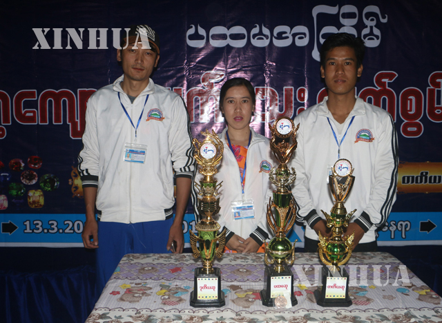 ပထမဆုရ - ကိုေက်ာ္ဆန္း၊ တတိယ ဆုရ- မေဟမန္ဦး ႏွင့္ ဒုတိယ ဆုရ ကို ေကထူးကိုတို ့အားေတြ ့ရစဥ္ (ဆင္ဟြာ)