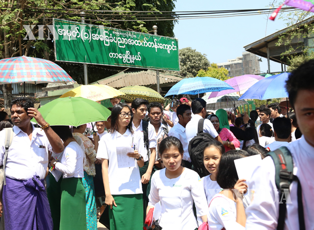 ရန္ကုန္ၿမိဳ႕တြင္းရွိ တကၠသိုလ္၀င္စာေမးပြဲေျဖဆိုမည့္ ေက်ာင္းသူေက်ာင္းသားမ်ားအားေ တြ႔ရစဥ္(ဆင္ဟြာ)