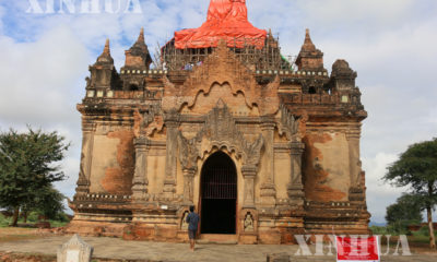 ငလ်င္ဒဏ္ေၾကာင့္ ထိခုိက္ပ်က္စီးခဲ့ရသည့္ ဘုရားေစတီပုထုိးအား ေတြ ့ရစဥ္(ဆင္ဟြာ)