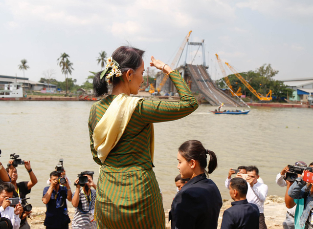 ေျမာင္းျမ ႀကိဳးတံတား အေဟာင္း ႏွင့္ တံတားအသစ္ တည္ေဆာက္ေနမႈ အေျခအေနမ်ားအား ႏုိင္ငံေတာ္၏ အတုိင္ပင္ခံ ပုဂၢဳိလ္ ၾကည့္ရႈ စစ္ေဆးေနစဥ္(ဓာတ္ပုံ- Myanmar State Counsellor Office)