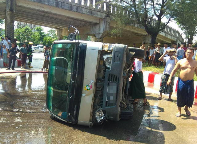 ယာဥ္တိမ္းေမွာက္ မႈျဖစ္ျပီးေနာက္ ေတြ႔ရစဥ္ (ဓာတ္ပံု-- ျမန္မာနုိင္ငံမီးသတ္တပ္ဖြဲ႕)