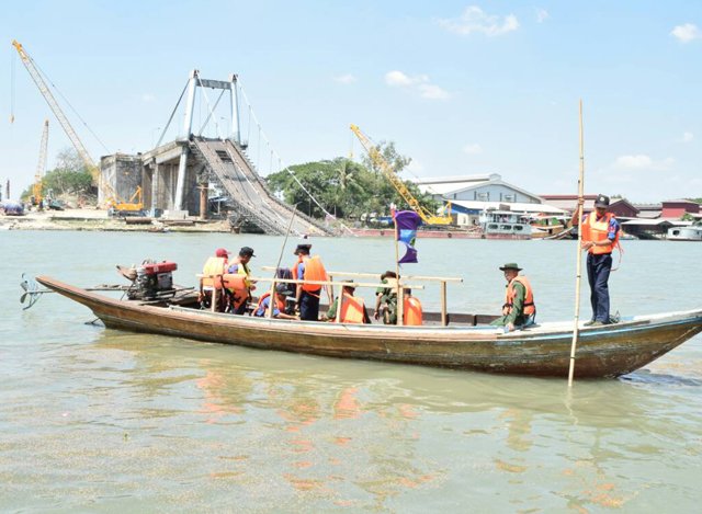 ေျမာင္းျမႀကိဳးတံတားအား ျပန္လည္ဆယ္တင္ျခင္း လုပ္ငန္းမ်ားေဆာင္ရြက္စဥ္ (ဓာတ္ပံု-- တပ္မေတာ္ကာကြယ္ေရးဦးစီးခ်ဳပ္ရံုး)