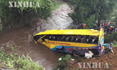 ကင္ညာ ႏုိင္ငံ တြင္ ဧၿပီလ ၁၀ ရက္ေန႕ ၌ ခရီးသည္ တင္ယာဥ္ ေခ်ာက္ထဲ က်မႈ ျဖစ္ပြား ခဲ့သည္ ကို ျမင္ေတြ႕ရစဥ္(ဆင္ဟြာ)