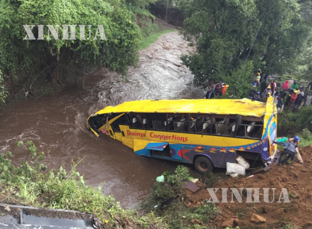 ကင္ညာ ႏုိင္ငံ တြင္ ဧၿပီလ ၁၀ ရက္ေန႕ ၌ ခရီးသည္ တင္ယာဥ္ ေခ်ာက္ထဲ က်မႈ ျဖစ္ပြား ခဲ့သည္ ကို ျမင္ေတြ႕ရစဥ္(ဆင္ဟြာ)