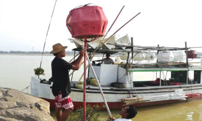 ေရလမ္းျပအမွတ္အသား စိုက္ထူစဥ္ (ဓာတ္ပံု--ေၾကးမံု)