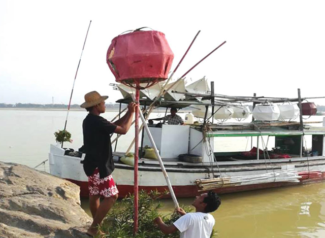 ေရလမ္းျပအမွတ္အသား စိုက္ထူစဥ္ (ဓာတ္ပံု--ေၾကးမံု)