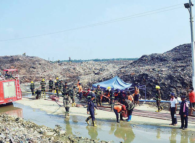 မီးၾကြင္းမီးက်န္မ်ား ဆက္လက္ၿငွိမ္းသတ္ေနစဥ္(ဓာတ္ပံု-MOI)