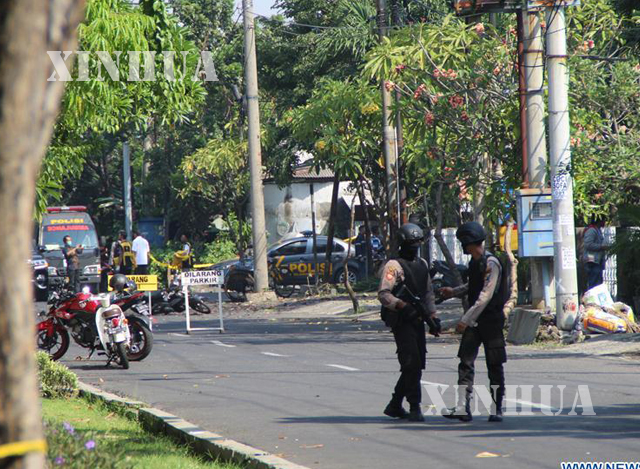 အင္ဒိုနီးရွားႏိုင္ငံတြင္ ယခင္က ျဖစ္ပြားခဲ့သည့္ ဗံုးေပါက္ကြဲမႈတစ္ခု ၌ ရဲတပ္ဖြဲ႕တစ္ခ်ဳိ႕အားေတြ႕ရစဥ္ (ဆင္ဟြာ)