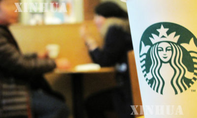 Starbucks ဆိုင္အတြင္း စားသံုးသူမ်ားအား ေတြ႕ရစဥ္ (ဆင္ဟြာ)