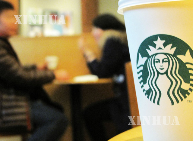 Starbucks ဆိုင္အတြင္း စားသံုးသူမ်ားအား ေတြ႕ရစဥ္ (ဆင္ဟြာ)