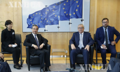 အီးယူ ေကာ္မရွင္ ဥကၠ႒ Jean-Claude Juncker ႏွင့္ တ႐ုတ္ ႏုိင္ငံ ႏိုင္ငံေတာ္ေကာင္စီဝင္ ၊ ႏိုင္ငံျခားေရး ဝန္ႀကီး ဝမ္ရိ ေတြ႕ဆံုေဆြးေႏြးမႈ ျပဳလုပ္စဥ္(ဆင္ဟြာ)