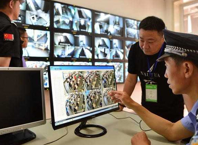 တရုတ္ႏုိင္ငံရဲတပ္ဖြဲ ့ဝင္တစ္ဦးက စာေမးပြဲခန္းအား CCTV ကင္မရာမွတဆင့္ ၾကည့္ရႈ စစ္ေဆးေနစဥ္(ဆင္ဟြာ)