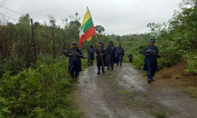 နယ္စပ္ျခံစည္းရိုးလမ္းအတိုင္း ကင္းလွည့္ေနမႈအားေတြ႔ရစဥ္(ဓာတ္ပံု-သတင္းထုတ္ျပန္ေရးေကာ္မတီ)