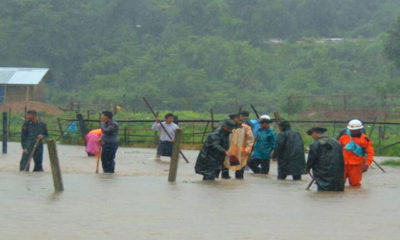 ေရႀကီးေရလွ်ံမႈျဖစ္ပြားသည္႔ရပ္ကြက္အားေတြ႔ရစဥ္ (ဓာတ္ပံု--တပ္မေတာ္ကာကြယ္ေရးဦးစီးခ်ဳပ္ရံုး)